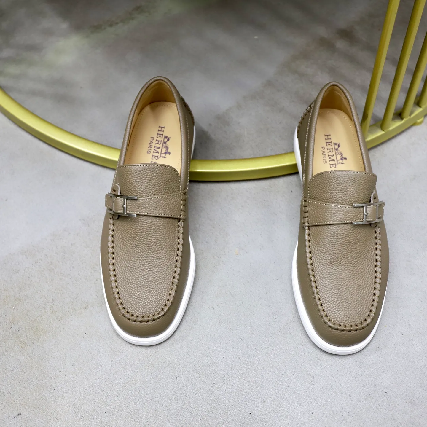 Ex-factory price: 560💰Hermès/Hermès slip-on men's shoes. This shoe is made of imported pebbled cowhide. It has simple and smooth lines and is combined with aerodynamically designed 3CM rubber foam ultra-light soles! Youthful and fashionable, classic H-shaped hardware buckle decoration, calf lining gently wraps the feet, with logo cowhide feet, casual and urban style, highlighting youthful vitality, sports and leisure version, super versatile, code number: 38-39-40-41-42-43-44 standard leather shoe size (45 can be customized but does not support returns)